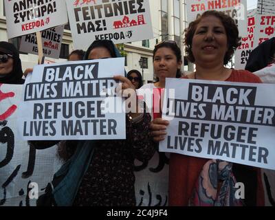 Athen, Griechenland. Juni 2020. Kundgebung in Athen gegen Rassismus und für Flüchtlingsrechte am 26. Juni 2020. (Foto von George Panagakis/Pacific Press/Sipa USA) Quelle: SIPA USA/Alamy Live News Stockfoto