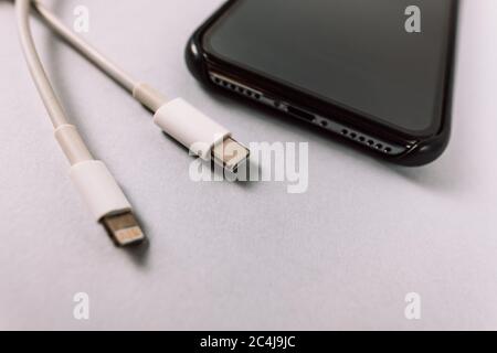 Kabel mit Blitzschutz und Typ-c-Steckverbindern. Stockfoto