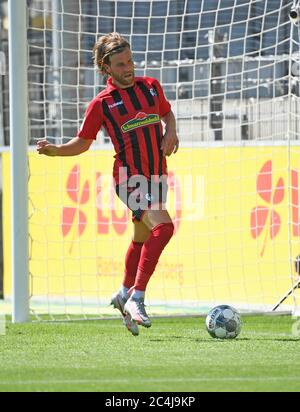 Freiburg Im Breisgau, Deutschland. Juni 2020. Fußball: Bundesliga, SC Freiburg - FC Schalke 04, 34. Spieltag im Schwarzwaldstadion. Lucas Höler aus Freiburg erzielte das 3:0-Tor. Kredit: Uli Deck/dpa - WICHTIGER HINWEIS: Gemäß den Bestimmungen der DFL Deutsche Fußball Liga und des DFB Deutscher Fußball-Bund ist es untersagt, im Stadion und/oder aus dem Spiel aufgenommene Aufnahmen in Form von Sequenzbildern und/oder videoähnlichen Fotoserien zu nutzen oder auszunutzen./dpa/Alamy Live News Stockfoto