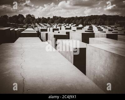 Berlin/Deutschland - 21. April 2014 : Denkmal für die ermordeten Juden Europas. Schwarzweißfotografie Stockfoto