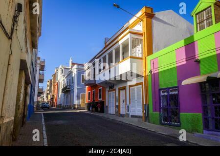 Mindelo/Kap Verde - 20. August 2018 - bunte Häuser und Straßen der Stadt, Sao Vicente Stockfoto