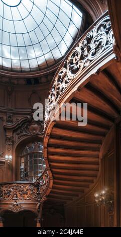 Lemberg, Ukraine - 23. September 2016: Haus der Wissenschaftler. Innenraum der prächtigen Herrenhaus mit kunstvollen grand Holztreppe in die Große Halle. Eine f Stockfoto