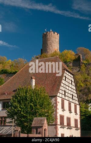 Malerisches Dorf Kaysersberg mit dem Bergfried der kaiserlichen Burg, elsässische Weinstraße, Haut-Rhin (68), Grand Est Region, Frankreich Stockfoto