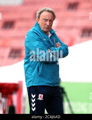 Middlesbrough-Manager Neil Warnock auf der Touchline während des Sky Bet Championship-Spiels im bet365 Stadium, Stoke. Stockfoto