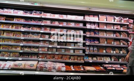 Fleisch, Supermarkt, Metzger. Päckchen Fleisch Im Supermarkt. Fleischgang Im Supermarkt. Abgepacktes Fleisch In Supermarkt Kühlteil. Speck, Stockfoto