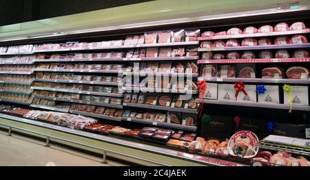 Fleisch, Supermarkt, Metzger. Päckchen Fleisch Im Supermarkt. Fleischgang Im Supermarkt. Abgepacktes Fleisch In Supermarkt Kühlteil. Speck, Stockfoto