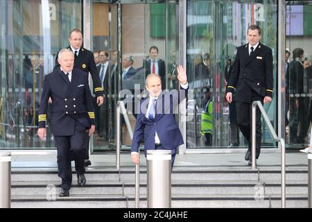 Dublin, Irland. Juni 2020. Micheal Martin (C) verlässt das Convention Center Dublin, nachdem er am 27. Juni 2020 in Dublin, Irland, zum neuen irischen Premierminister gewählt wurde. Der Fianna-Fail-Vorsitzende Micheal Martin wurde in einer Abstimmung hier am Samstag auf einer Sondersitzung des Unterhauses des irischen parlaments zum neuen irischen Premierminister gewählt. Quelle: Liu Xiaoming/Xinhua/Alamy Live News Stockfoto