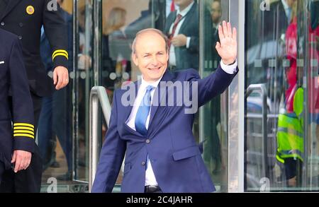 Dublin, Irland. Juni 2020. Micheal Martin verlässt das Convention Center Dublin, nachdem er am 27. Juni 2020 in Dublin, Irland, zum neuen irischen Premierminister gewählt wurde. Der Fianna-Fail-Vorsitzende Micheal Martin wurde in einer Abstimmung hier am Samstag auf einer Sondersitzung des Unterhauses des irischen parlaments zum neuen irischen Premierminister gewählt. Quelle: Liu Xiaoming/Xinhua/Alamy Live News Stockfoto