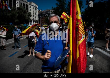 Madrid, Spanien. Juni 2020. Ein Mann, der Lärm macht, der während eines Protestes gegen den Rücktritt von Premierminister Pedro Sanchez und gegen die Regierung, die die Gesundheitskrise aufgrund des Coronavirus (COVID-19) bewältigt, auf einen Deckel klopft. Quelle: Marcos del Mazo/Alamy Live News Stockfoto