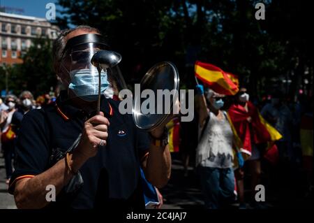 Madrid, Spanien. Juni 2020. Ein Mann, der Lärm macht, der während eines Protestes auf einen Deckel klopft, um den Rücktritt von Premierminister Pedro Sanchez zu fordern und gegen die Regierungsführung der Gesundheitskrise wegen des Coronavirus (COVID-19) zu protestieren. Quelle: Marcos del Mazo/Alamy Live News Stockfoto