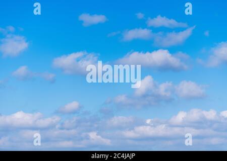 Blauer Himmel und flauschige Wolkenformationen über Cornwall. Metapher Sommerzeit, Sommerferien, Sommerferien Großbritannien, Cloud Cover, Cloud Computing. Stockfoto