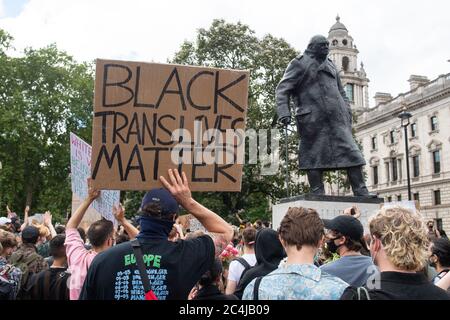 Menschen nehmen an einem Protest gegen Black Trans-Leben-Materie auf dem Parliament Square in London Teil, an dem der Tag war, an dem Pride in London stattfinden sollte, nachdem eine Reihe von Black-Leben-Materie-Protesten in ganz Großbritannien stattfanden. Stockfoto