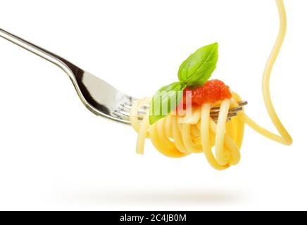 Spaghetti mit Tomatensauce und Basilikum auf Gabel isoliert Stockfoto