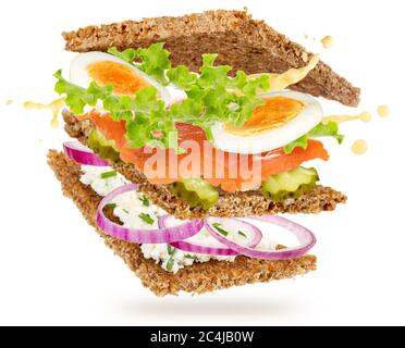 Lachs und Eier Sandwich schwimmend isoliert auf weißem Hintergrund Stockfoto