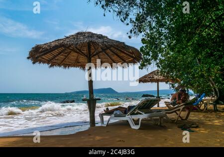 Long Set Beach, Koh Rong, Kambodscha- Feb, 2020 : ein schöner Strand mit Sonnenschirmen und Liegestühlen am Long Set Beach, Koh Rong, Kambodscha Stockfoto