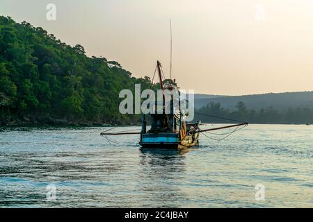 Ein Boot auf dem Meer vom Long Set Beach, Koh Rong, Kambodscha Stockfoto