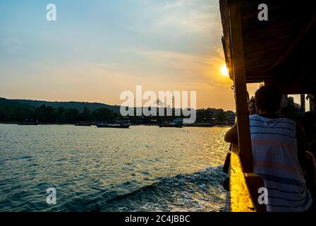 Ein Boot auf dem Meer vom Long Set Beach, Koh Rong, Kambodscha Stockfoto