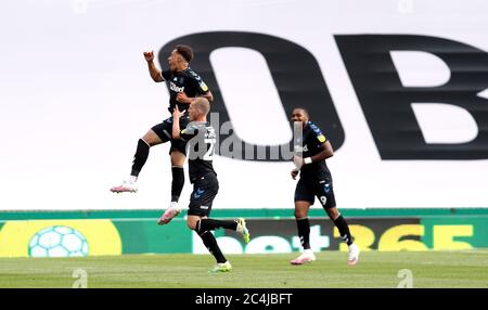 Marcus Tavernier von Middlesbrough (links) feiert das zweite Tor seiner Spielesmannschaft während des Sky Bet Championship-Spiels im bet365 Stadium, Stoke. Stockfoto