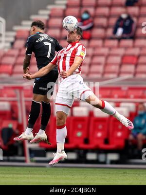 Marcus Tavernier von Middlesbrough (links) und Sam Vokes von Stoke City kämpfen während des Sky Bet Championship-Spiels im bet365 Stadium, Stoke, um den Ball. Stockfoto