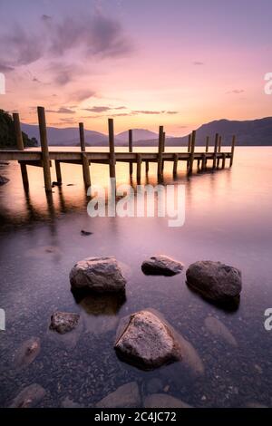 Friedlicher Morgenhimmel Mit Holzsteg Am Derwentwater Im Lake District. Stockfoto