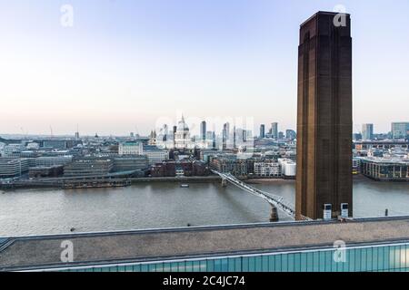 Die Stadt London und die St. Paul's Cathedral an einem schönen sonnigen Sommertag mit Booten, die sich auf der Themse in der Nähe der Millennium Bridge bewegen Stockfoto