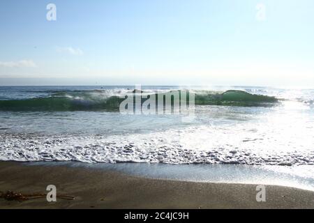 MEERESLANDSCHAFT. PAZIFIKKÜSTE. KURVEN. PAZIFIK. ANSTIEG DES MEERESSPIEGELS. WUNDERSCHÖNE NATUR. WASSER. PAZIFIK. H2O. KLIMAWANDEL. GLOBALE ERWÄRMUNG. GLOBALES SIEDEN. ERHALTUNG. URLAUB. REISEN. KALIFORNIEN. Vitamin C. Russell Moore Portfolioseite. Stockfoto