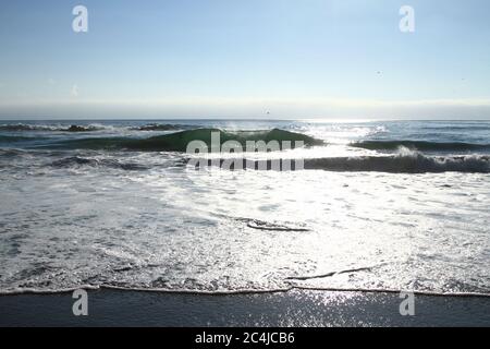 SEASCAPE. PAZIFIKKÜSTE. WELLEN. PAZIFIK. STEIGENDER MEERESSPIEGEL. WUNDERSCHÖNE NATUR. WASSER. H2O. KLIMAWANDEL. ERHALTUNG. URLAUB. REISEN. KALIFORNIEN. GLOBALE KODIERUNG. Russell Moore-Portfolio-Seite. Stockfoto