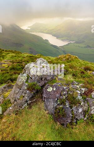 Dramatisches Licht durchbricht niedrige Wolken über Buttermere im Lake District, Großbritannien. Stockfoto