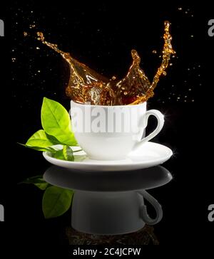Kaffeebecher Spritzer isoliert auf schwarzem Hintergrund Stockfoto