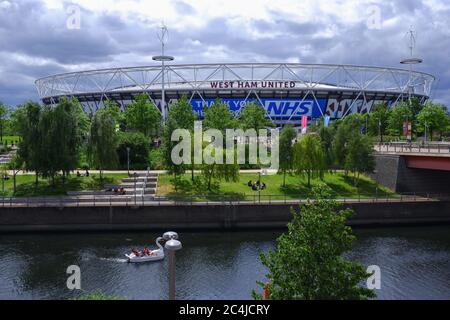 London, Großbritannien - juni 2020. Das London Stadium zeigt während der covid-19 Pandemie eine blaue „Thank You NHS“-Nachricht/ein blaues Schild an. Stockfoto