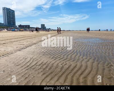 Zandvoort, Niederlande - Juni 26. 2020: Blick auf Sandstrand mit Sonnenschirmen auf holländische Nordsee im Sommer mit blauem Himmel und wenigen Zirruswolken Stockfoto