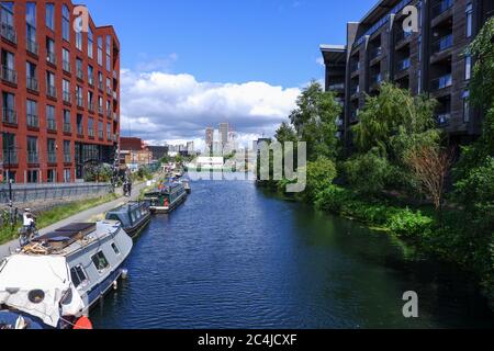 Apartments am Hertford Union Canal auf Fish Island, Hackney Wick, London, mit Blick auf Stratford. Stockfoto