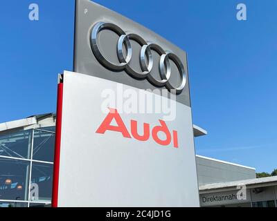 Viersen, Deutschland - 23. Juni 2020: Blick auf vereinzelten Audi Schriftzug und Logo Schild gegen blauen Himmel Stockfoto