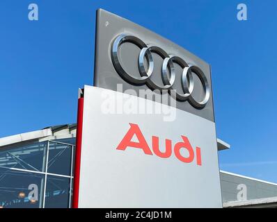 Viersen, Deutschland - 23. Juni 2020: Blick auf vereinzelten Audi Schriftzug und Logo Schild gegen blauen Himmel Stockfoto