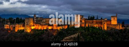 Gewitterwolken über der Alhambra. Nacht Panoramablick auf Alhambra. Andalusien, Spanien Stockfoto