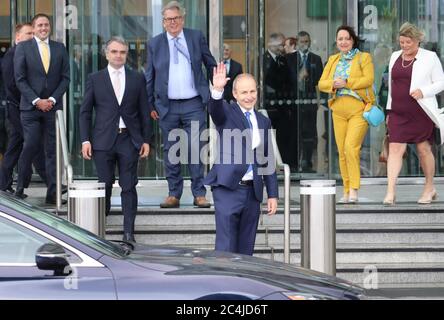 Dublin, Irland. Juni 2020. Micheal Martin (C) verlässt das Convention Center Dublin, nachdem er am 27. Juni 2020 in Dublin, Irland, zum neuen irischen Premierminister gewählt wurde. Der Fianna-Fail-Vorsitzende Micheal Martin wurde in einer Abstimmung hier am Samstag auf einer Sondersitzung des Unterhauses des irischen parlaments zum neuen irischen Premierminister gewählt. Quelle: Liu Xiaoming/Xinhua/Alamy Live News Stockfoto