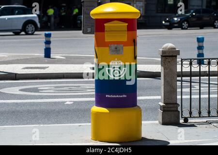 Madrid, Spanien. Juni 2020. Ein Briefkasten mit den Regenbogen LGTB Farben bemalt. Die spanische Post (Correos) hat anlässlich des LGBT Pride Day einige Briefkästen gestrichen, um dieser weltweiten Feier zu Tribut zu zollen. Quelle: Marcos del Mazo/Alamy Live News Stockfoto