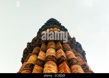 Kalligraphie auf Qutub Minar, Delhi, Indien Stockfoto