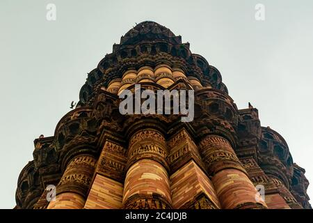 Kalligraphie auf Qutub Minar, Delhi, Indien Stockfoto