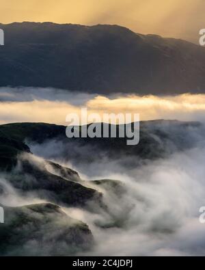 Lake District Berge Mit Nebel Bedeckt Mit Strahlen Des Morgenlichts. Stockfoto