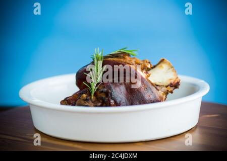 Gebackener Schweinehüchel mit Gewürzen in keramischer Form Stockfoto