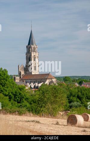 Dorf Saint-Pere-sous-Vezelay mit gotischer Kirche Notre-Dame, Yonne (89), Bourgogne-Franche-Comte Region, Frankreich Stockfoto