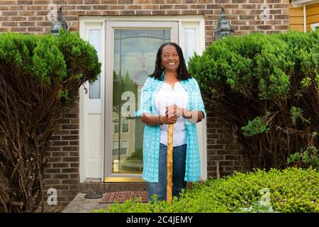 Porträt einer afroamerikanischen Frau, die vor ihr steht Haus Stockfoto