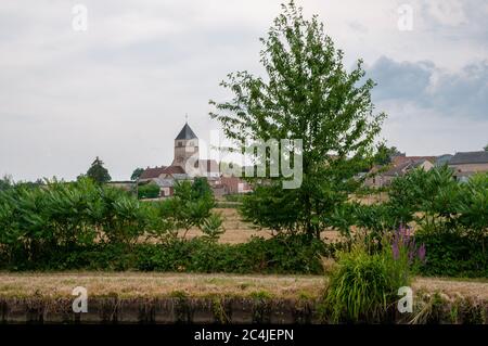 Die römische Kirche der Heiligen Symphorien (12. Jahrhundert), ein denkmalgeschütztes Denkmal, in der Ortschaft Bazolles, Nievre (58), Region Bourgogne-Franche-Comte, Fra Stockfoto