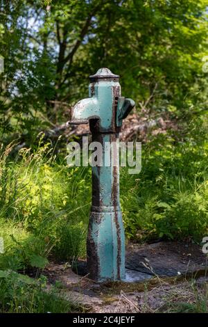 Alte rostige Trinkwasserbrunnen in Vallisaari, ehemalige Militärinsel, jetzt ein Tagesreiseziel in Helsinki Schärengarten, Finnland Stockfoto