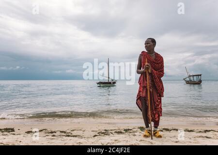 Maasai Mann am Strand Stockfoto