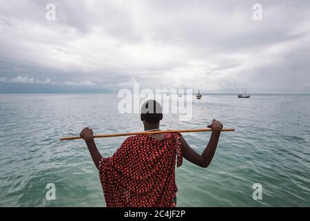 Maasai Mann am Strand Stockfoto