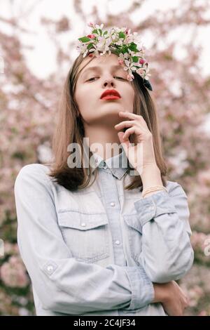 Porträt einer jungen Frau mit Frühlingsblumen in ihr Haare Stockfoto
