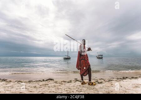 Maasai Mann am Strand Stockfoto