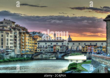 Sonnenuntergang über Ponte Vecchio (Alte Brücke), Florenz, Toskana, Italien, touristischer Ort Stockfoto